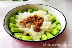 The method of mixing Tremella with cucumber