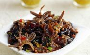 The method of mixing black fungus with duck maw