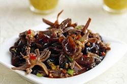 The method of mixing black fungus with duck maw