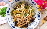 The method of mixing black fungus and scallions with soybean skin