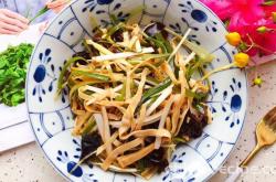 The method of mixing black fungus and scallions with soybean skin