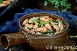 The recipe for mixing small white shrimp with chives