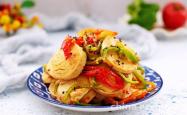 The method of making tofu rolls with three peppers in cold sauce