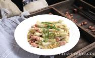 The method of pouring oyster sauce over peanut sprouts