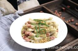 The method of pouring oyster sauce over peanut sprouts