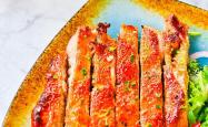 The recipe for frying chicken fillet with black pepper and lemon juice