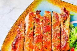 The recipe for frying chicken fillet with black pepper and lemon juice