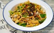 The method of hand tearing chicken with spicy okra