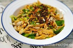 The method of hand tearing chicken with spicy okra
