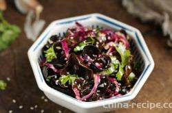 The method of mixing purple cabbage with black fungus