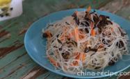 The method of mixing black fungus with vermicelli