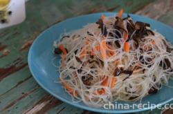 The method of mixing black fungus with vermicelli