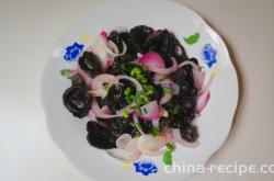 The method of mixing onions with fungus