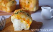 The method of tearing pork floss bread with scallions by hand