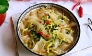 Method of mixing sesame sauce with peeled cucumber shreds