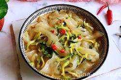 Method of mixing sesame sauce with peeled cucumber shreds