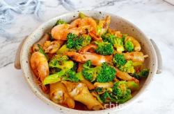 The recipe for making broccoli in a dry pot