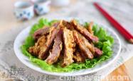 The method of frying crispy pork with five spices
