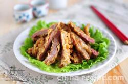 The method of frying crispy pork with five spices