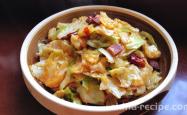 The method of tearing cabbage with preserved meat by hand