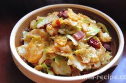 The method of tearing cabbage with preserved meat by hand