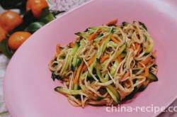 Method for making cucumber cold mixed with enoki mushrooms