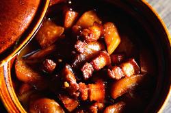 The recipe for radish braised pork