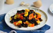 The method of stir frying eggs with carrot and fungus