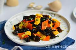 The method of stir frying eggs with carrot and fungus