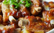 The method of steaming potatoes with crispy pork ribs