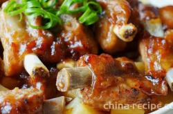 The method of steaming potatoes with crispy pork ribs