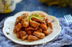 The method of cooking fried chicken chunks with scallions