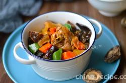 The recipe for braised chicken legs with shiitake mushrooms