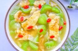 The recipe for making luffa egg soup