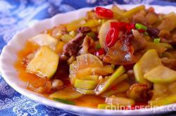 The method of stir frying meat with gourd and melon