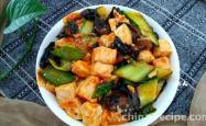 The method of cooking tofu with black fungus, cucumber and tofu