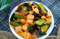 The method of cooking tofu with black fungus, cucumber and tofu