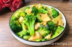 The recipe for stir frying broccoli with shiitake mushrooms