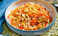 The method of stir frying shredded chicken with shredded carrots