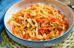 The method of stir frying shredded chicken with shredded carrots
