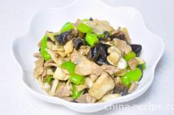 The method of stir frying pork slices with green peppers and mushrooms