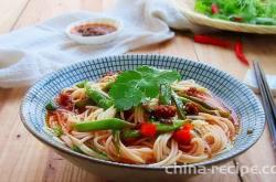 Method for making minced meat sauce flavored bean noodles