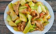 The method of stir frying pork slices with tomato and zucchini