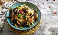 The method of stir frying shredded pork with sour and spicy mung bean sprouts