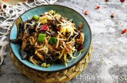 The method of stir frying shredded pork with sour and spicy mung bean sprouts
