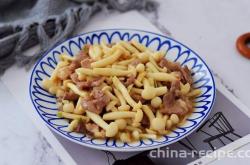 The method of stir frying pork slices with white jade mushrooms