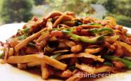 The method of stir frying shredded meat with spicy tofu jerky