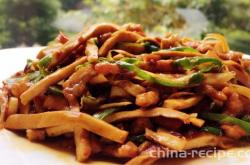 The method of stir frying shredded meat with spicy tofu jerky