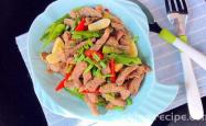 The method of stir frying beef tenderloin with double peppers