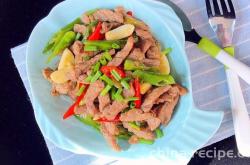 The method of stir frying beef tenderloin with double peppers